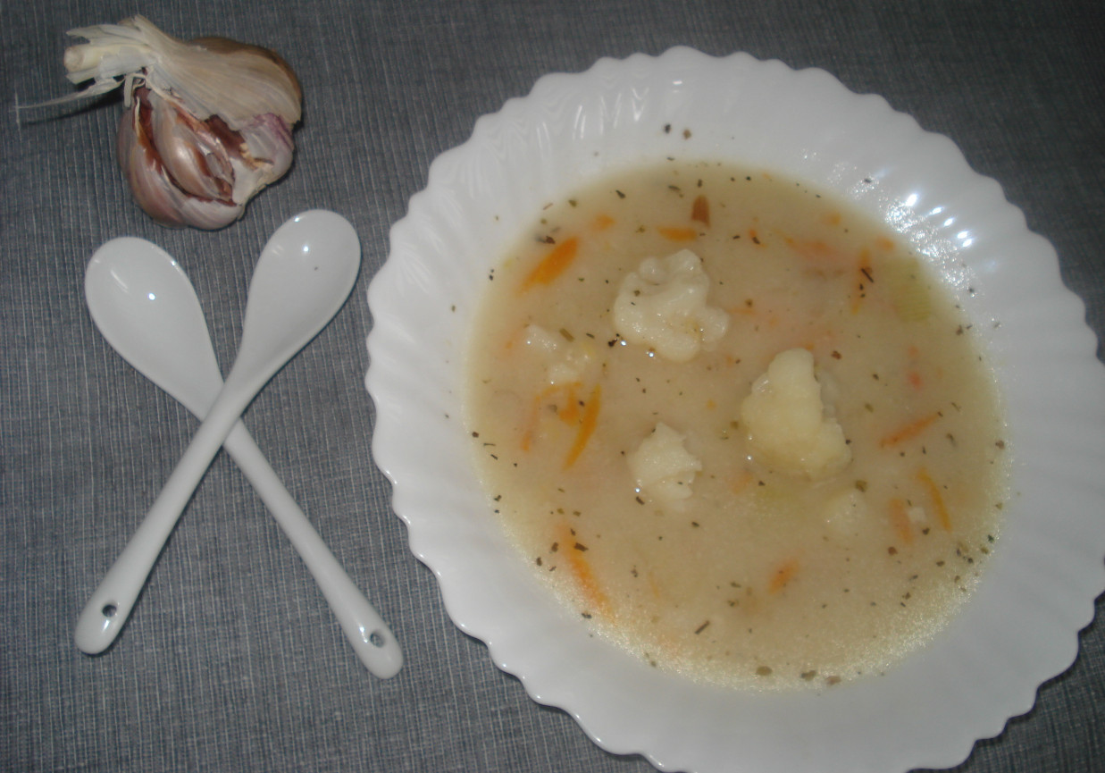 Zupa kalafiorowa  z soczewicą i porą foto