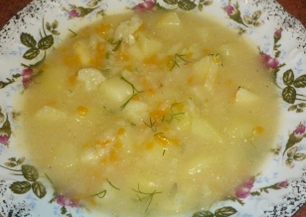 Fotografia przedstawiająca Zupa kalafiorowa z warzywami