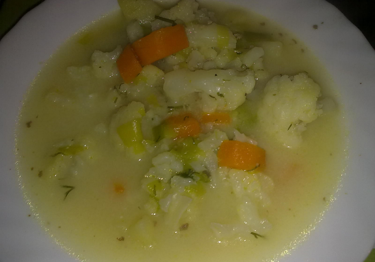 zupa kalafiorowa z ziemniaczkami foto