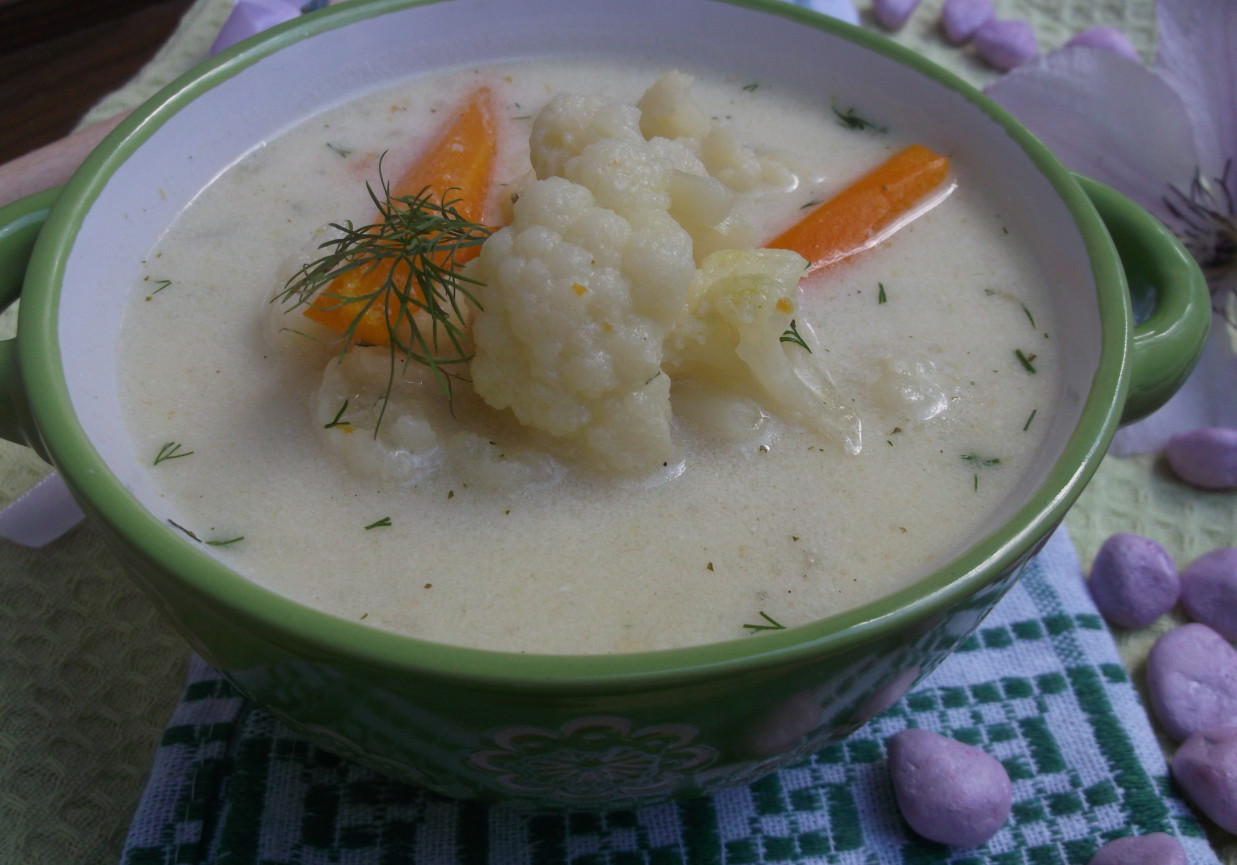 Zupa kalafiorowa. foto