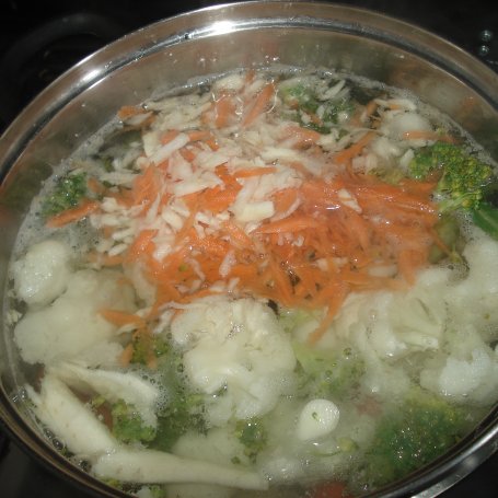 Krok 5 - Zupa kalafiorowo-brokułowa z ziołami prowansalskimi foto
