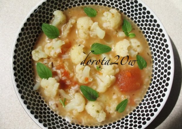 Fotografia przedstawiająca Zupa kalafiorowo -pomidorowa