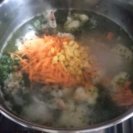 Krok 4 - Zupa kalafiorowo- szpinakowa z ryżem i kukurydzą :) foto