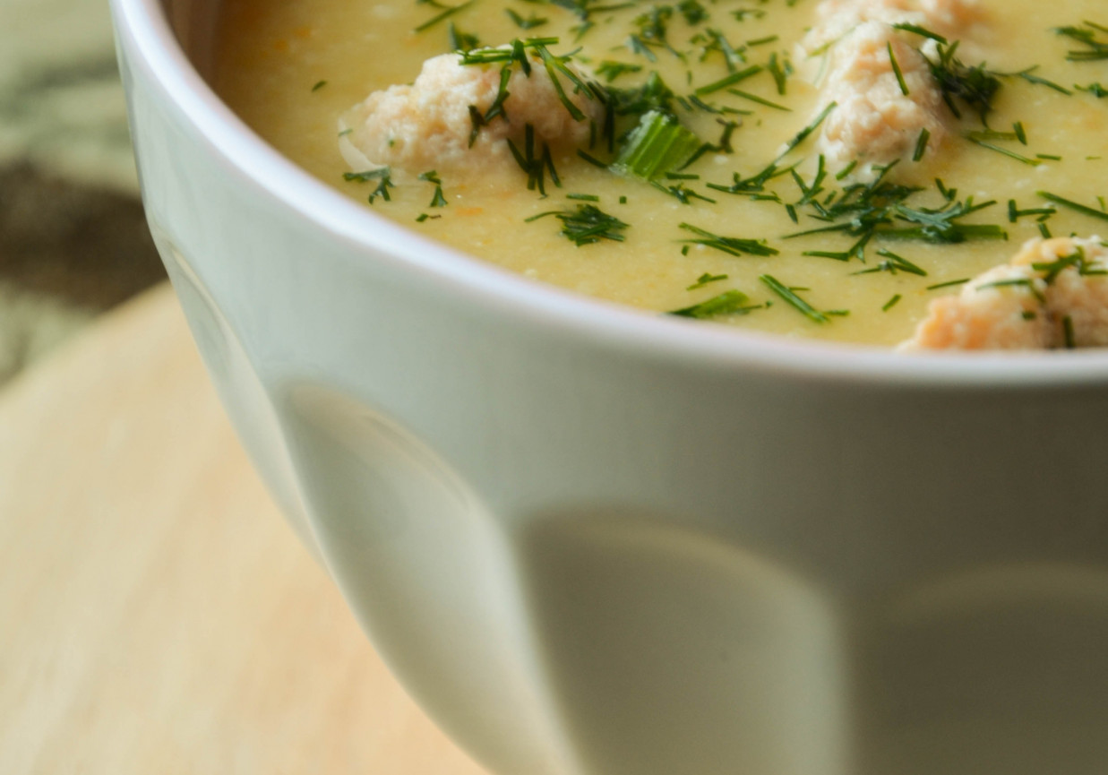 zupa kalafiorowo-ziemniaczana z mleczkiem kokosowym i łososiowymi pulpetami foto