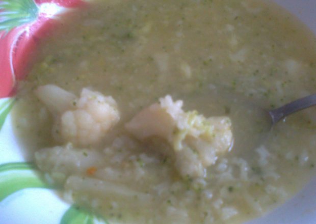 Fotografia przedstawiająca Zupa kalafiorowo-brokułowa z ryżem.