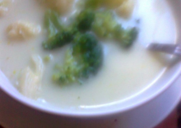 Fotografia przedstawiająca zupa kalafiorowo-brokułowa