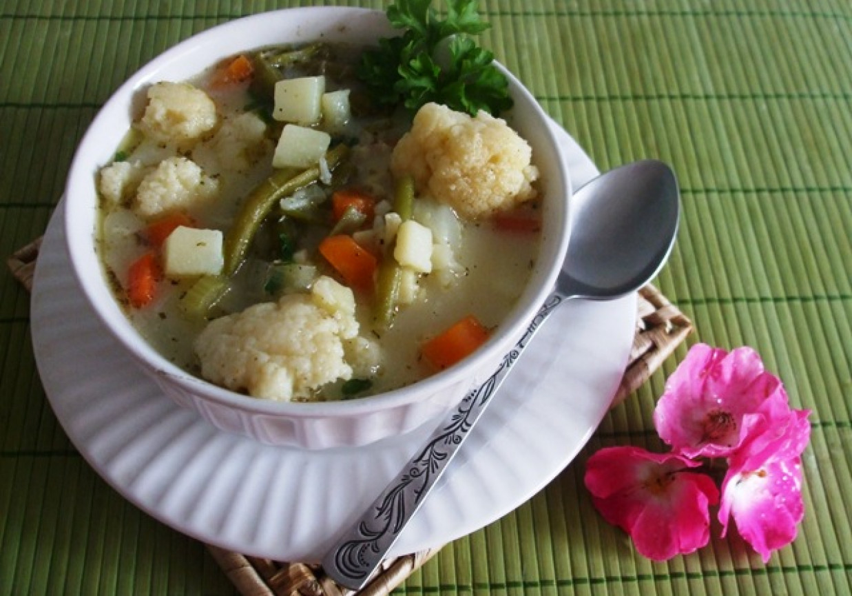 Zupa kalafiorowo-fasolowa, zabielana foto