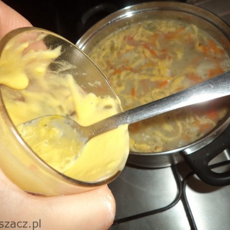 Krok 3 - Zupa kalafiorowo-porowa z lanym ciastem foto