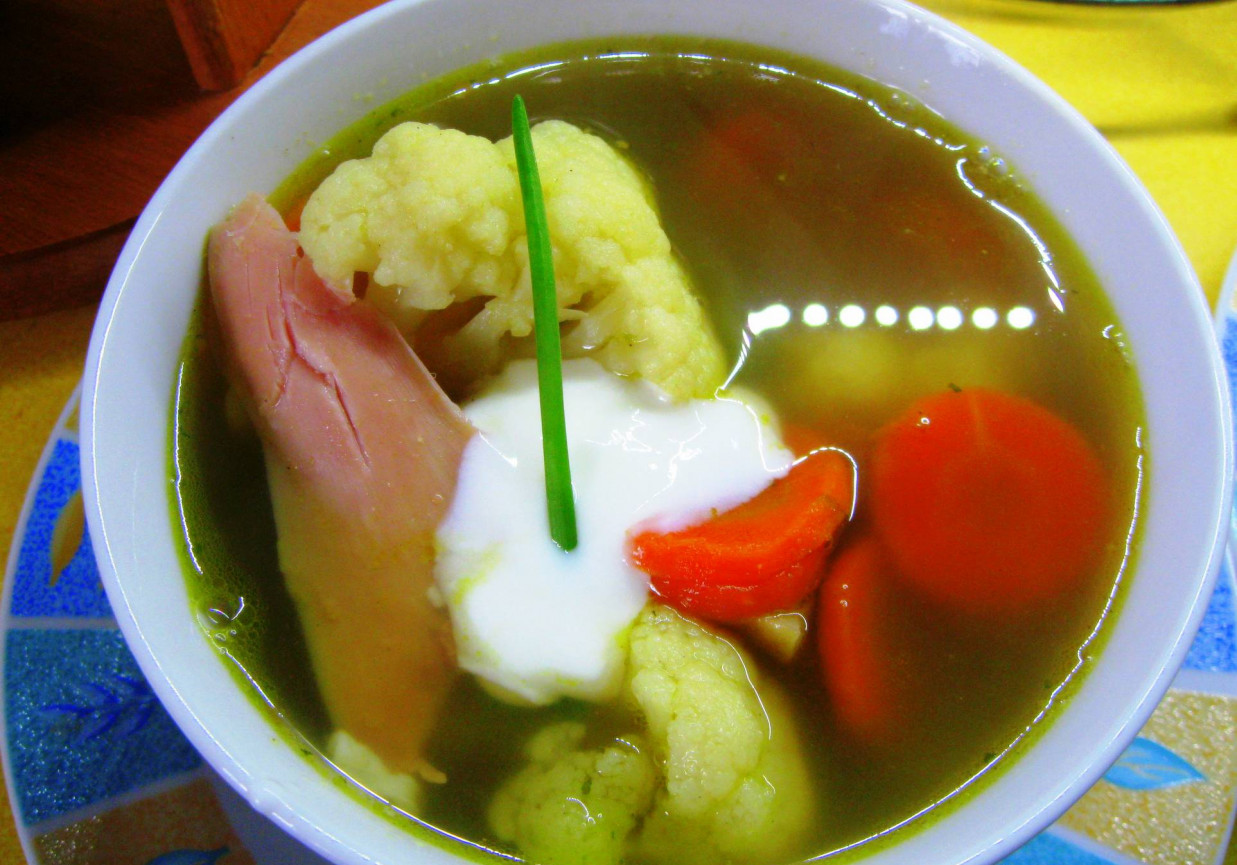 Zupa kalfiorowa z wędzonym kurczakiem foto