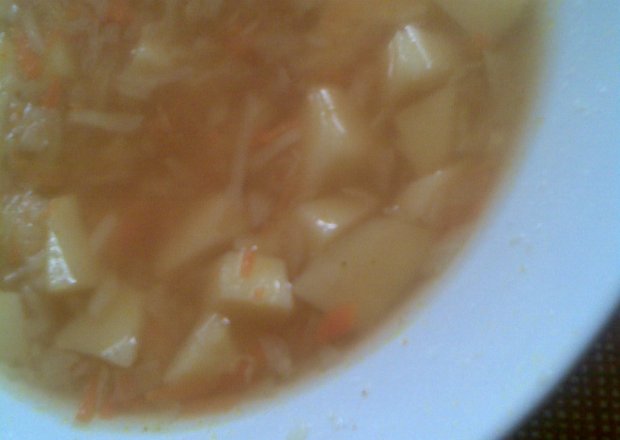 Fotografia przedstawiająca Zupa kapuściana z koncentratem pomidorowym