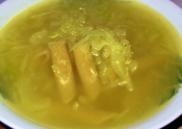 Fotografia przedstawiająca Zupa kapuściana z pełnoziarnistym makaronem