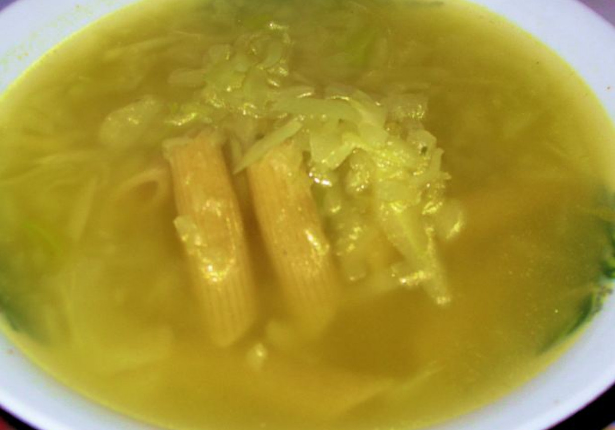 Zupa kapuściana z pełnoziarnistym makaronem foto
