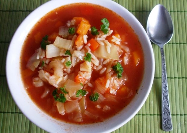 Fotografia przedstawiająca Zupa kapuściana z ryżem na pomidorowo