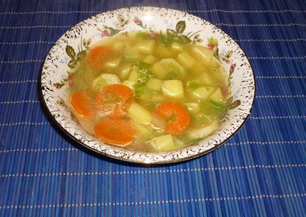 Fotografia przedstawiająca Zupa kapuściana z warzywami