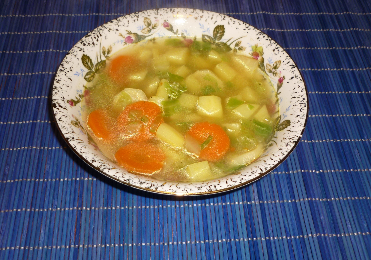 Zupa kapuściana z warzywami foto