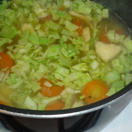 Krok 3 - Zupa kapuściana z warzywami foto