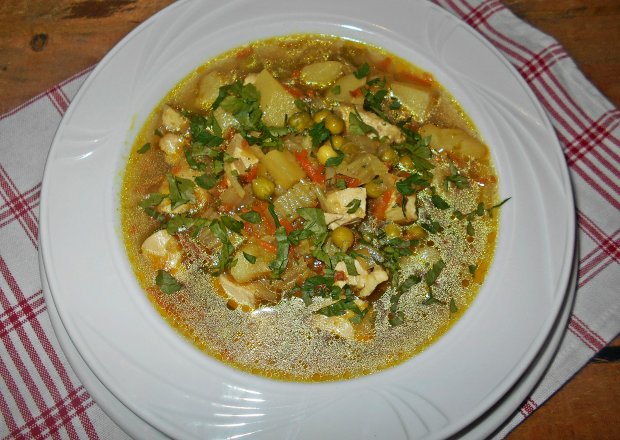 Fotografia przedstawiająca Zupa kapuściano-groszkowa z kurczakiem