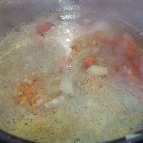 Krok 2 - Zupa kapuściano-grochowa foto