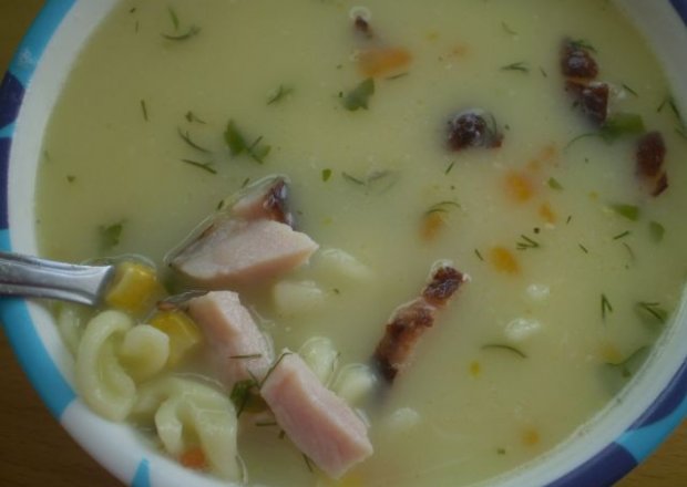 Fotografia przedstawiająca Zupa kartoflana z kukurydzą i szynką