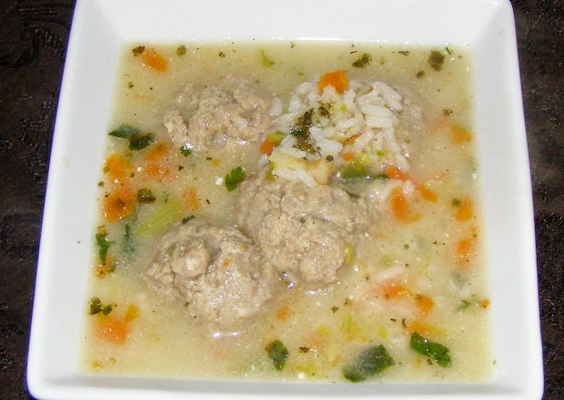 Fotografia przedstawiająca zupa klopsikowa z ryżem...