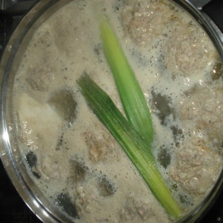 Krok 4 - Zupa klopsowa z koperkiem i ziemniakami foto