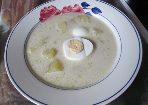 Fotografia przedstawiająca Zupa kminkowo- ziemniaczana z jajkiem