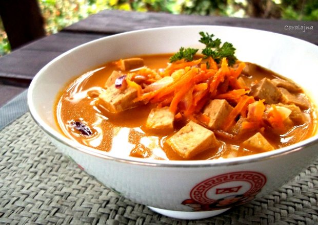 Fotografia przedstawiająca zupa kokosowa z czerwoną pastą curry i tofu