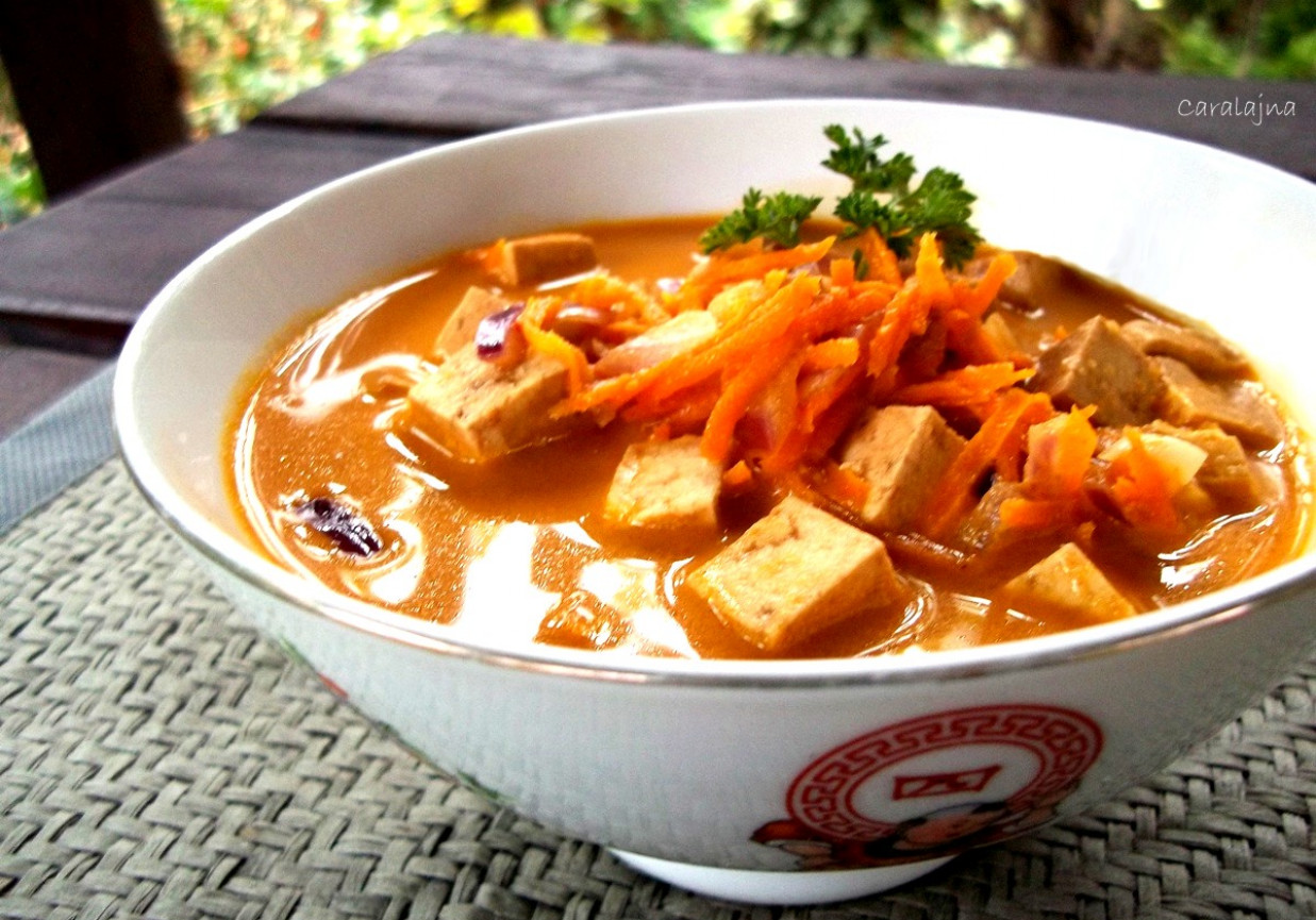 zupa kokosowa z czerwoną pastą curry i tofu foto