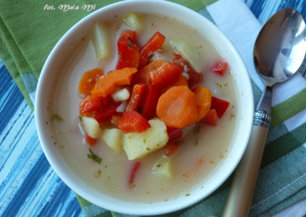 Fotografia przedstawiająca Zupa kolorowa z pomidorami i papryką