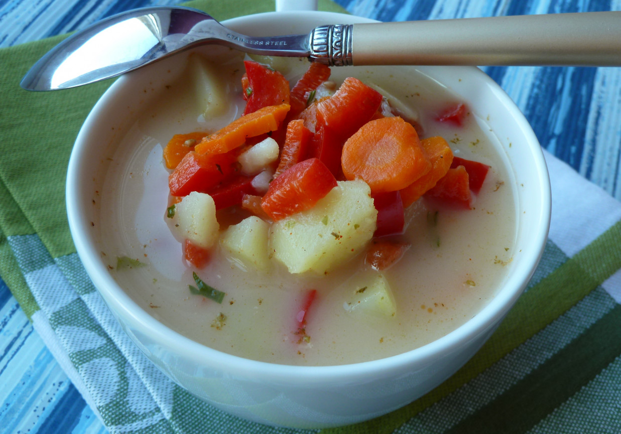 Zupa kolorowa z pomidorami i papryką foto