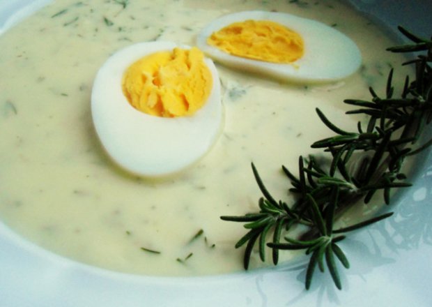 Fotografia przedstawiająca Zupa koperkowa z jajkiem i rozmarynem