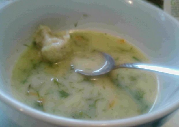 Fotografia przedstawiająca zupa koperkowa z klopsikami