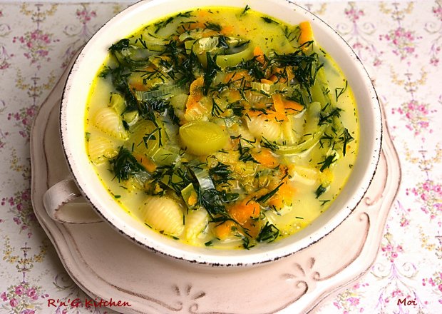 Fotografia przedstawiająca Zupa koperkowa z makaronem