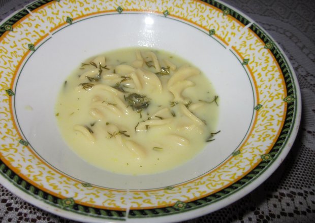 Fotografia przedstawiająca Zupa koperkowa z makaronem