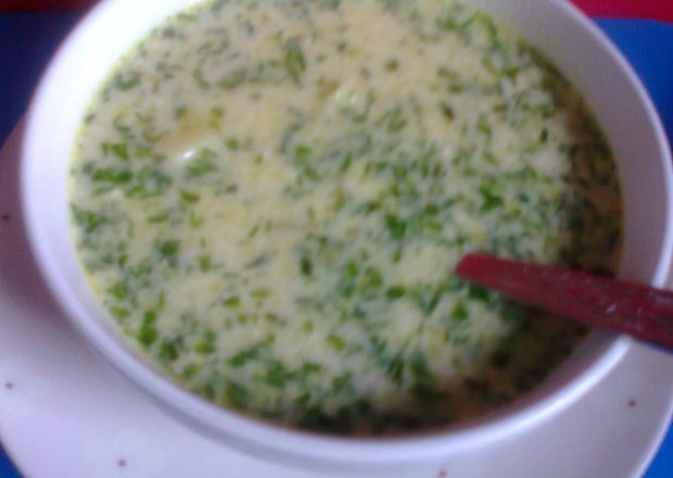 Fotografia przedstawiająca zupa koperkowa z młodymi kartoflami