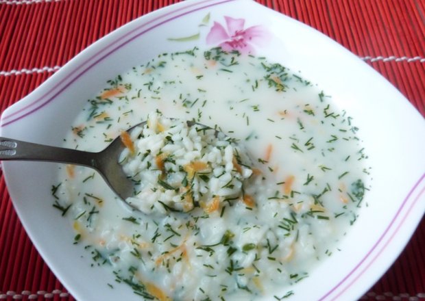 Fotografia przedstawiająca Zupa koperkowa z ryżem