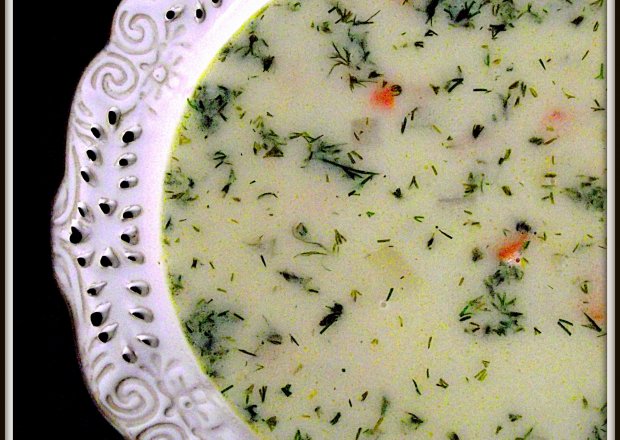 Fotografia przedstawiająca Zupa koperkowa z warzywami i czosnkiem