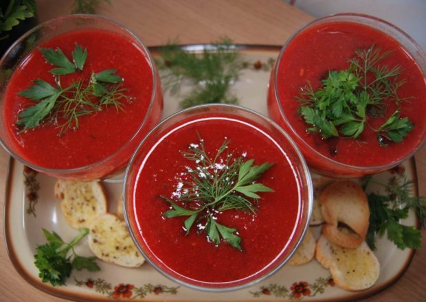 Fotografia przedstawiająca Zupa krem  botwinkowo - czosnkowa z grzankami