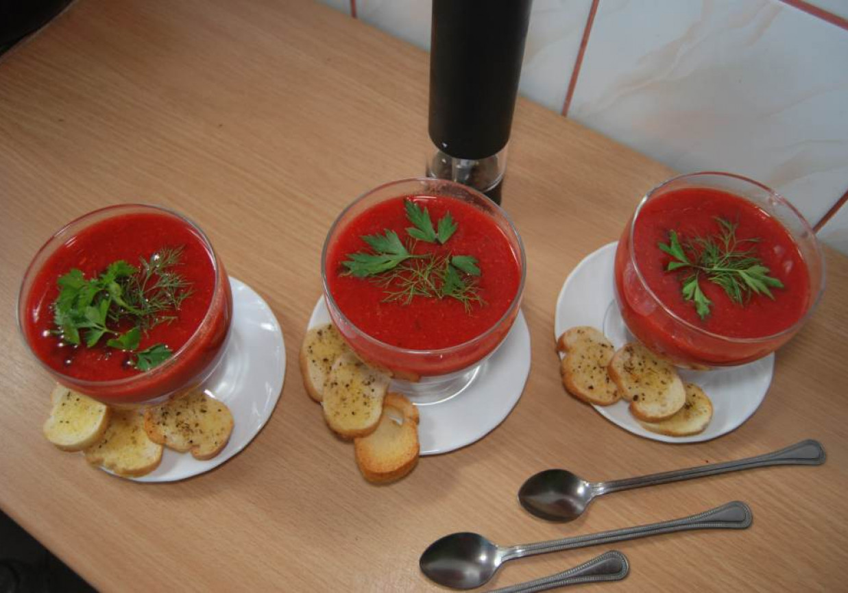Zupa krem  botwinkowo - czosnkowa z grzankami foto