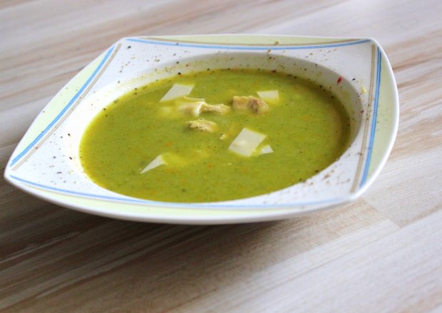 Fotografia przedstawiająca Zupa krem brokułowa na schabie z paseczkami serowymi