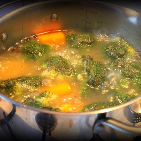 Krok 1 - Zupa krem brokułowa na schabie z paseczkami serowymi foto