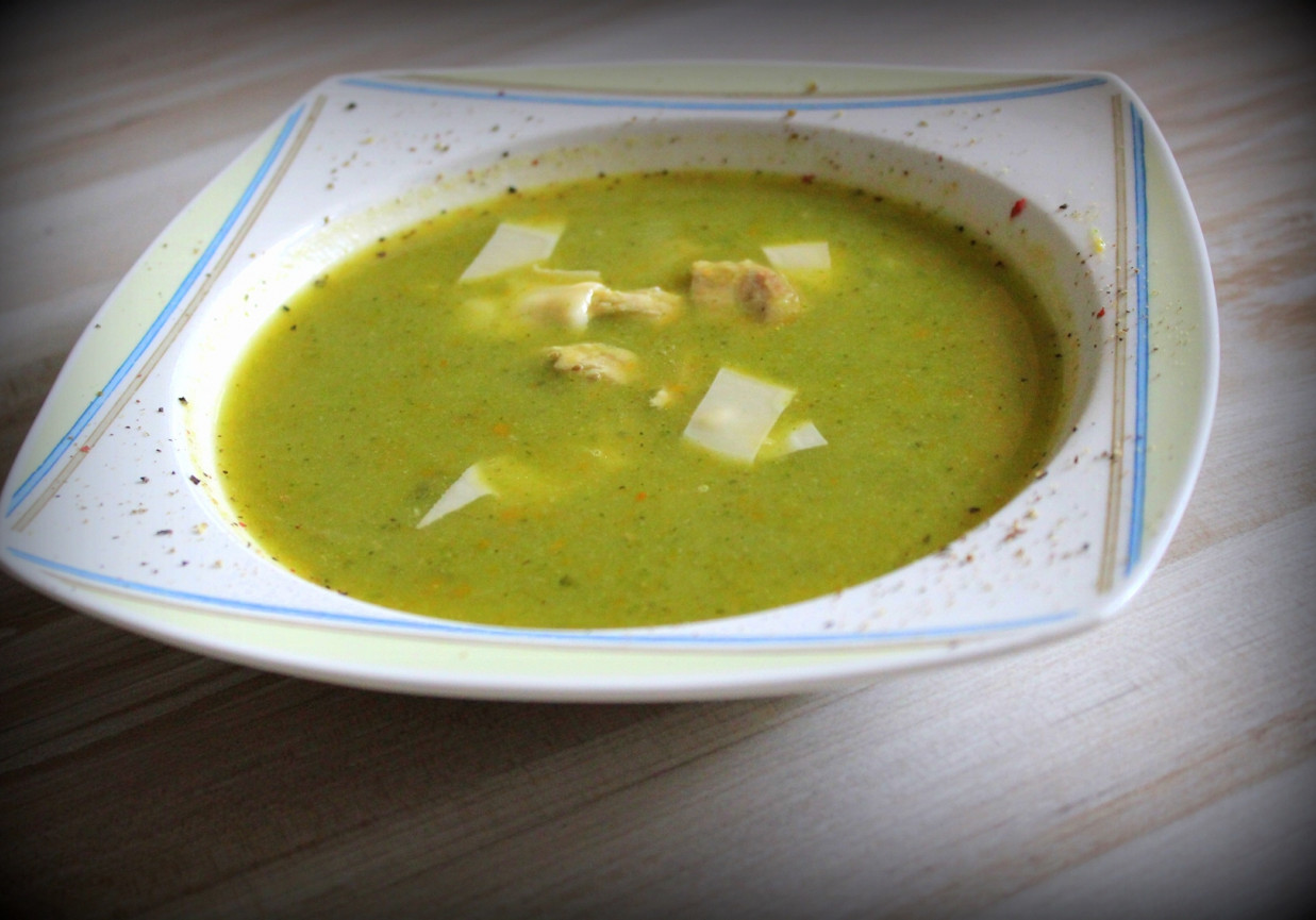 Zupa krem brokułowa na schabie z paseczkami serowymi foto