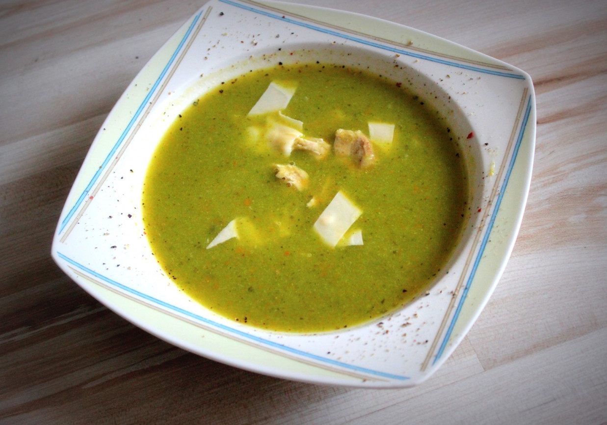 Zupa krem brokułowa na schabie z paseczkami serowymi foto