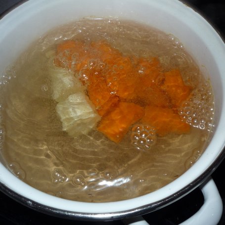 Krok 1 - Zupa krem brokułowa z kiełkami słonecznika i świeżą bazylią foto