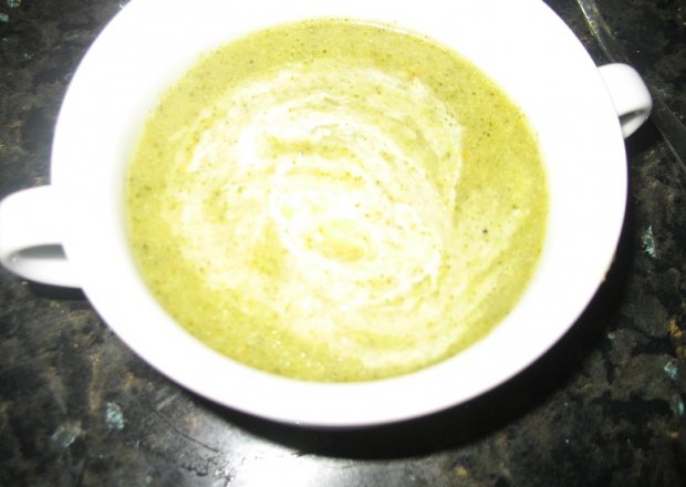 Fotografia przedstawiająca Zupa - krem brokułowa