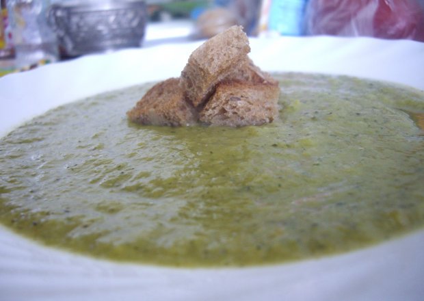 Fotografia przedstawiająca Zupa krem brokułowo - groszkowo - porowy