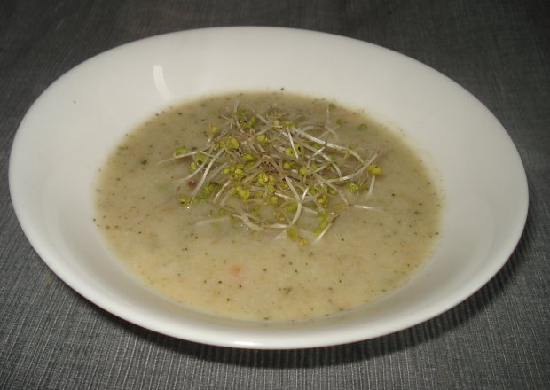 Fotografia przedstawiająca Zupa krem brokułowo-kalafiorowa- zaserwowana z kiełkami brokuła:)