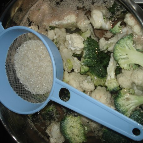 Krok 3 - Zupa krem brokułowo-kalafiorowa- zaserwowana z kiełkami brokuła:) foto