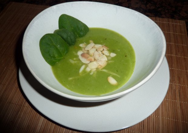 Fotografia przedstawiająca Zupa krem brokułowo pietruszkowa