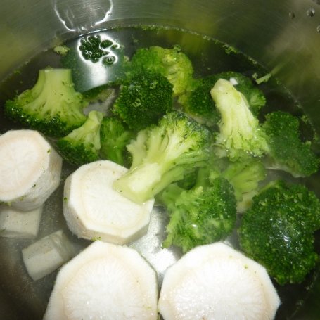 Krok 1 - Zupa krem brokułowo pietruszkowa foto